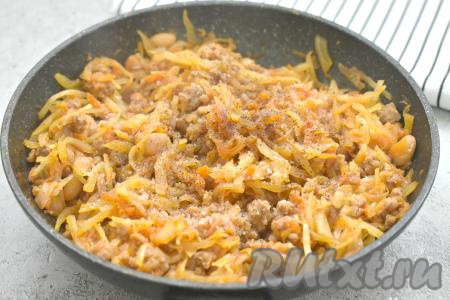 Затем блюдо солим, перчим, можно добавить свои любимые специи, перемешиваем и тушим под крышкой ещё 5 минут.