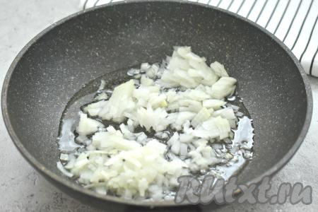 Очищаем морковку и лук. Разогреваем на сковороде растительное масло, выкладываем мелко нарезанный лук и обжариваем его на среднем огне до прозрачности (ориентировочно в течение 3-4 минут), иногда помешивая.