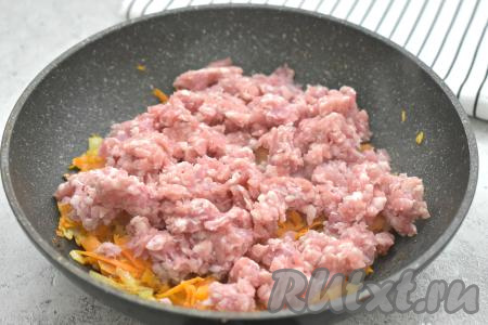К обжаренным овощам добавляем мясной фарш.