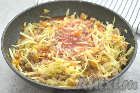 В отдельной ёмкости смешиваем томатную пасту с 300 миллилитрами тёплой кипячёной воды до однородности. После того как фарш с капустой обжарится в течение 7-8 минут, добавляем в сковороду получившийся томатный соус.