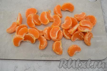 Мандарины очистить от кожуры и разделить на дольки. Если у вас мандарины с косточками, тогда нужно обязательно вынуть все косточки. Для этого можно разрезать дольку мандарина ножом и вынуть косточки. В идеале нужно ещё снять плёнку с каждой дольки мандарина, оставив только мякоть, тогда наш смузи будет полностью однородным. Я не очищала, так как в этих плёночках содержится очень много клетчатки, а это большая польза для организма.