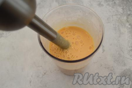 Пробить ещё раз смузи до однородности. На этом этапе попробуйте смузи на вкус. Если сладости не хватает, тогда добавьте сахар или мёд по вкусу и ещё раз пробейте напиток погружным блендером.