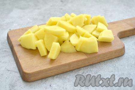 В кастрюлю вливаем 1,5-2 литра воды, ставим на огонь. Картофель очищаем, нарезаем на небольшие кусочки и выкладываем в кастрюлю с закипевшей водой.