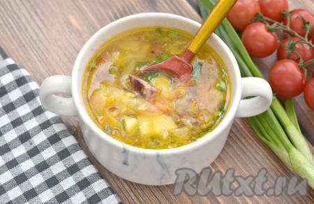 Насыщенные, ароматные, вкусные щи, сваренные с копчёной курицей, разливаем по тарелкам, дополняем, по желанию, сметаной и подаём к столу.