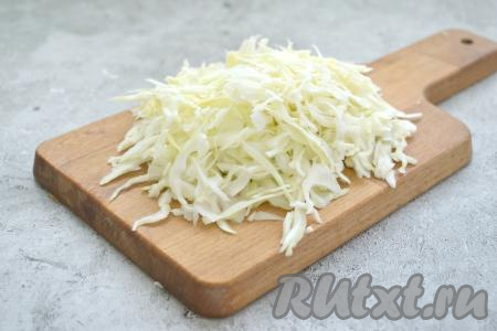 Свежую белокочанную капусту нарезаем на тонкие полоски и отправляем в кастрюлю вслед за картошкой, даём воде закипеть и, уменьшив огонь, варим овощи минут 20-25.