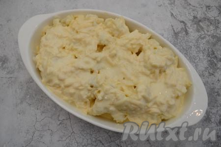 С помощью столовой ложки равномерно покрыть соцветия цветной капусты заливкой из сметаны, яиц и сыра. Отправить форму с капустой в заранее разогретую до 180 градусов духовку и запекать минут 20-25 (до подрумянивания капусты сверху).