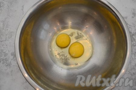 С готовой капусты слить воду и оставить её остывать до комнатной температуры. Чтобы ускорить процесс остывания, можно отваренную капусту переложить в дуршлаг и промыть холодной водой, затем дать лишней воде стечь. Пока цветная капуста остывает, сделаем заливку из яиц, сметаны и сыра. Для этого в глубокой миске нужно соединить яйца и 2 щепотки соли.