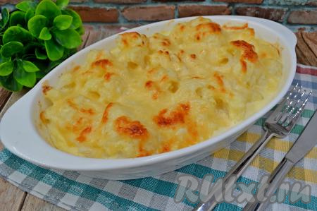 Готовую цветную капусту, запечённую в сметане с сыром и яйцами, достать из духовки и в горячем виде подать к столу. Соцветия капусты получаются очень вкусными, аппетитными, нежными и сытными, их можно подать к столу и в качестве самостоятельного блюда, и в качестве гарнира к птице или мясу.