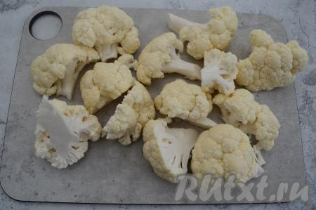 Цветную капусту промыть водой. Разделить капусту на небольшие соцветия.