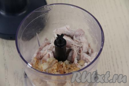 В чашу измельчителя выложить куриное мясо и жареный лук, измельчить до однородности. Если нет измельчителя, можно пробить мясо с луком до однородности погружным блендером или пропустить через мясорубку. Если нужно, подсолить курино-луковую массу и начинка для слоек готова.