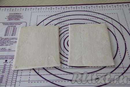 Пласты теста выложить на рабочую поверхность, присыпанную мукой.