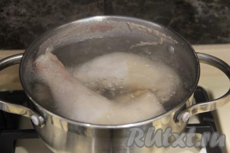 Куриное мясо (у меня - куриные ножки) вымыть, выложить в кастрюлю, залить полностью водой и поставить на огонь. После закипания, подсолив воду, варить мясо на небольшом огне в течение 30 минут, затем слегка остудить в бульоне. Отделить мясо от костей, должно получиться 300 грамм варёного куриного мяса.&nbsp;