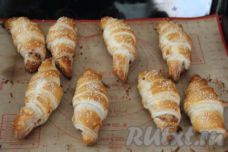 Выпекать слойки с курицей в разогретой духовке при температуре 200 градусов минут 20-25 (до подрумянивания слоёного теста).&nbsp;