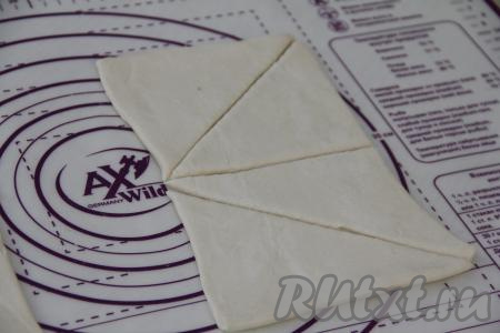Каждый пласт теста разрезать на 4 треугольника. Из двух пластов теста у нас получатся 8 треугольных заготовок для приготовления слоек.