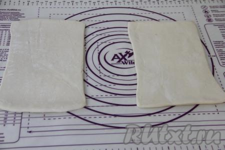 Слегка раскатать скалкой пласты теста.