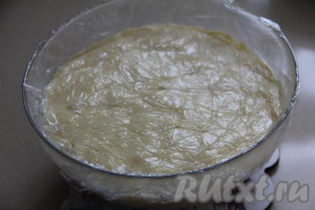 Переложить крем из кастрюли в миску, накрыть пищевой плёнкой так, чтобы плёнка лежала на поверхности крема. Дать заварному крему с кокосовой стружкой остыть до комнатной температуры, а затем убрать в холодильник минимум на 5 часов (я сварила крем вечером и оставила его в холодильнике на ночь). Плёнка, лежащая на поверхности крема, не даст образоваться корочке на поверхности крема.