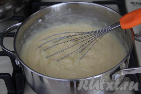 Перемешать содержимое кастрюли и поставить на средний огонь. Варить крем, постоянно помешивая, до кипения, а затем продолжать готовить его на небольшом огне, не переставая помешивать, до загустения (после закипания на загустение крема требуется минуты 2-3).