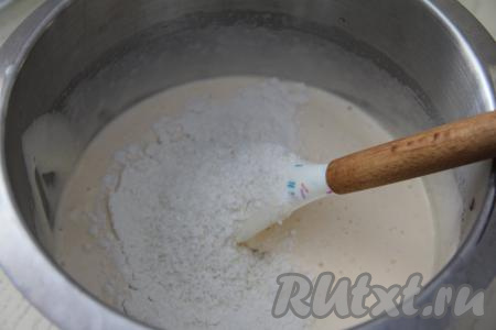 50 грамм сливочного масла растопить (я растопила в микроволновке, но можно растопить и на плите), дать немного остыть и влить в яйца, взбитые с сахаром. Перемешать получившуюся смесь лопаткой. Затем всыпать разрыхлитель и кокосовую стружку, перемешать лопаткой. Частями начать всыпать просеянную муку, каждый раз полностью вмешивая её лопаткой.