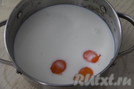 Добавить яичные желтки.