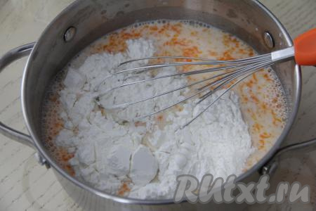 Венчиком перемешать молочно-желтковую массу, всыпать крахмал.