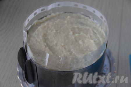 На плоскую тарелку выложить первый корж, смазать его частью заварного крема, выложить второй корж, тоже смазать частью крема, накрыть третьим коржом, его тоже смазать кремом. Немного крема оставьте для смазывания боков торта, этот крем пока поставьте в холодильник. Зажать торт в кулинарное кольцо и поставить на ночь в холодильник.&nbsp;