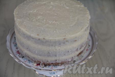 Смазать бока торта оставшимся заварным кремом.&nbsp;