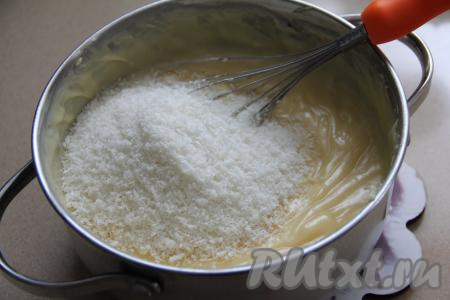 Перемешать крем до полного растворения масла. Всыпать кокосовую стружку, тщательно перемешать.