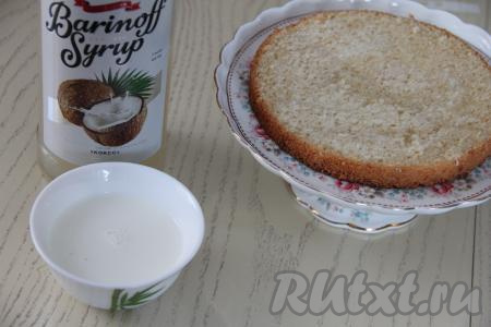 Для приготовления пропитки соединить молоко и сахарную пудру (или кокосовый сироп), тщательно перемешать. Пропитать все коржи получившейся пропиткой.