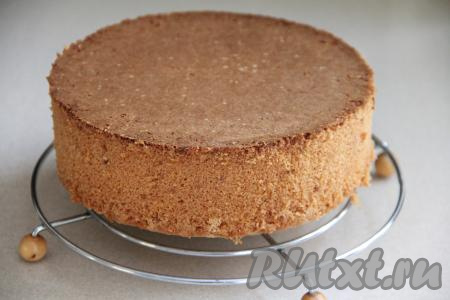 Готовый бисквит слегка остудить в форме, затем перевернуть на решётку и оставить до полного остывания.