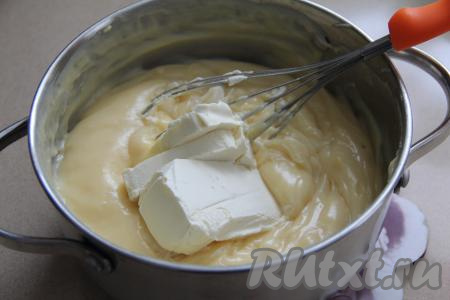 Перемешать крем венчиком до полного растворения шоколада. Добавить кусочки сливочного масла комнатной температуры.