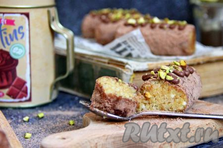 А вот как это пирожное выглядит в разломе. Эта "картошка" - очень нежная, буквально тает во рту. Устоять и не съесть ещё одно такое пирожное практически невозможно.