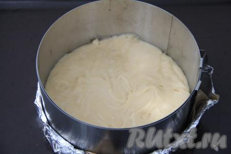 Переложить тесто в форму для выпечки и поставить в духовку, заранее прогретую до 180 градусов. Выпекать бисквит минут 35-40. Для того чтобы убедиться в готовности бисквита, проколите его сверху сухой зубочисткой, если после этого на зубочистке не будет следов теста, она останется сухой, значит бисквит готов и его пора доставать из духовки. Я выпекала бисквит в кулинарном кольце без дна диаметром 20 сантиметров. Дно кольца сформировала из фольги, сложенной в несколько слоёв. Если будете выпекать, как я, в кольце, тогда сначала поставьте подготовленное кольцо на противень, а затем уже наполняйте его бисквитным тестом.