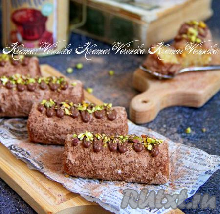 Вкусные, нежные пирожные "Картошка", приготовленные из бисквита с добавлением сгущёнки и сливочного масла, подать к столу.