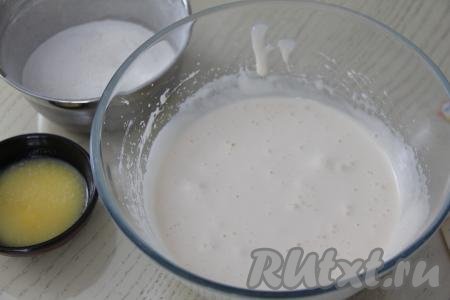 Взбить яйца с сахаром миксером в течение 5-7 минут (до светлого и пышного состояния) на максимальной скорости.