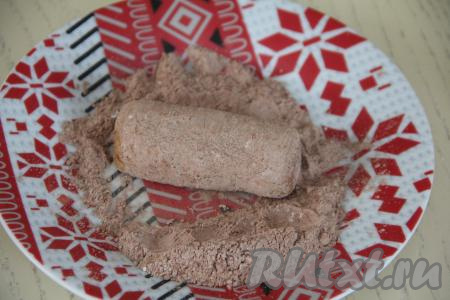 Затем достать пирожные из холодильника и обвалять в какао со всех сторон.