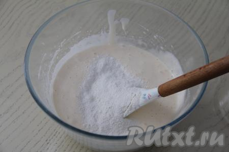 Сливочное масло растопить до жидкого состояния (масло должно быть тёплым, но не горячим) и влить в миску со взбитыми яйцами, перемешать лопаткой. Всыпать соль, разрыхлитель, половину просеянной муки, хорошо перемешать венчиком.