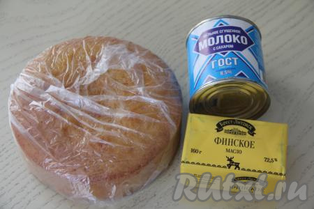 Готовый бисквит достать из духовки, дать ему слегка остыть, затем переложить на решётку, оставить его полностью остыть. Сливочное масло для приготовления крема заранее достать из холодильника, чтобы оно согрелось и стало мягким.