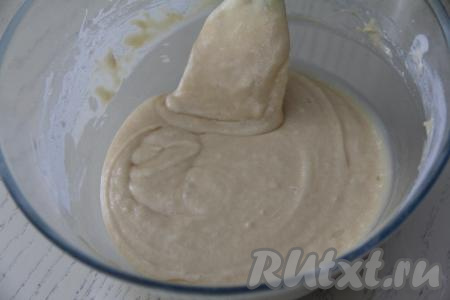 Затем начать частями добавлять оставшуюся просеянную муку, каждый раз полностью вмешивая её в тесто. Добавляя муку, учитывайте, что итоговое тесто для бисквита должно получиться в меру густым и воздушным.