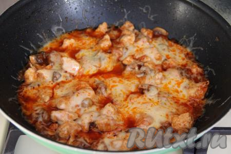 Снять сковороду с огня, накрыть крышкой и оставить на 3-5 минут.