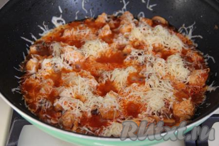 По желанию, содержимое сковороды можно сверху присыпать сыром, натёртым на мелкой тёрке.