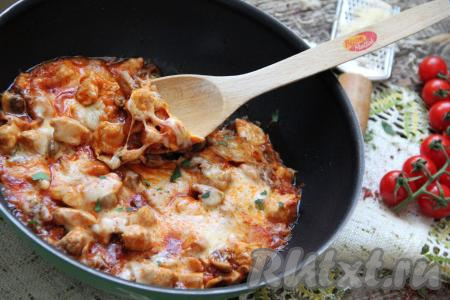 Куриная грудка с грибами в томатном соусе