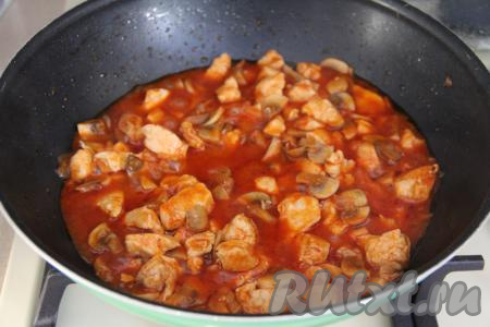 Потомить кусочки куриной грудки с грибами в томатном соусе на небольшом огне минут 5. В течение этого времени блюдо можно раза 2 перемешать, чтобы оно равномерно пропиталось соусом.&nbsp;