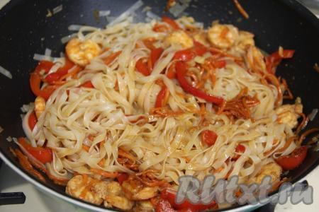 Перемешать и прогреть 4-5 минут, периодически аккуратно перемешивая.