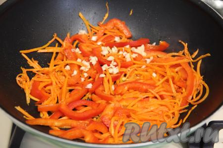 Затем добавить чеснок, перемешать и обжаривать овощи 2-3 минуты, время от времени перемешивая.