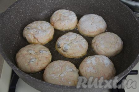 В сковороду влить растительное масло и разогреть. Выложить сырники в хорошо прогретую сковороду.