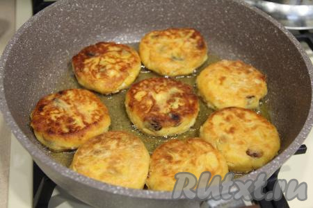 Жарить сырники на среднем огне с каждой стороны по 3-4 минуты (до золотистого цвета), затем выключить огонь, перевернуть сырники и подержать их под крышкой минут 5.