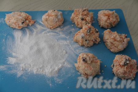 Разделить получившееся тесто для сырников на 8 примерно равных частей.