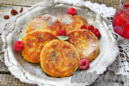 Аппетитные, вкусные, нежные сырники, приготовленные с морковью и изюмом, подать к столу, посыпав, по желанию, сахарной пудрой или дополнив сметаной, мёдом.