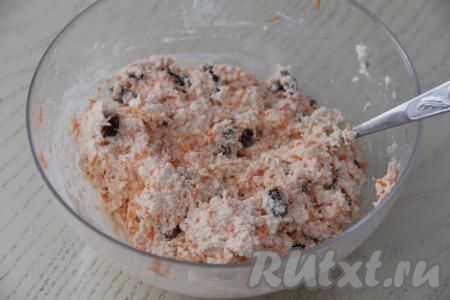 Затем добавлять в тесто для сырников по 1 столовой ложке муки, каждый раз вмешивая её в тесто. У нас должно получиться комковатое, липнущее к рукам тесто. Как только добились такой консистенции, больше муку добавлять не нужно. Всего мне понадобилось 50 грамм муки, но количество муки, которое нужно будет добавить зависит от сухости творога, размера яйца и влажности изюма с морковкой.