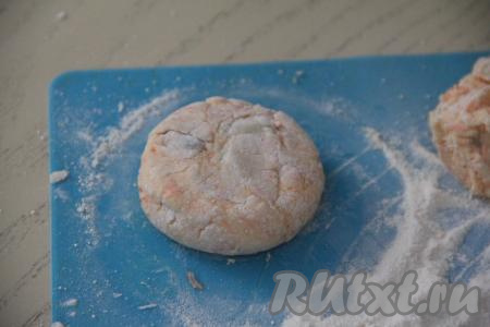 В отдельную глубокую тарелку насыпать муку, в которой будут обваливаться сырники. Влажными руками сформировать из каждой части творожного теста округлый сырник и обвалять со всех сторон в муке. В результате у нас получатся 8 заготовок сырников из творога с морковью и изюмом.